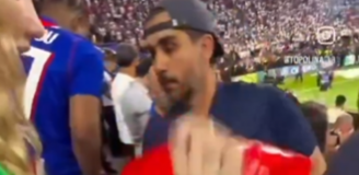 Oto jak żona bramkarza PSG w trakcie finału LM ZORGANIZOWAŁA ZAKAZANĄ FLAGĘ swojego kraju [VIDEO]